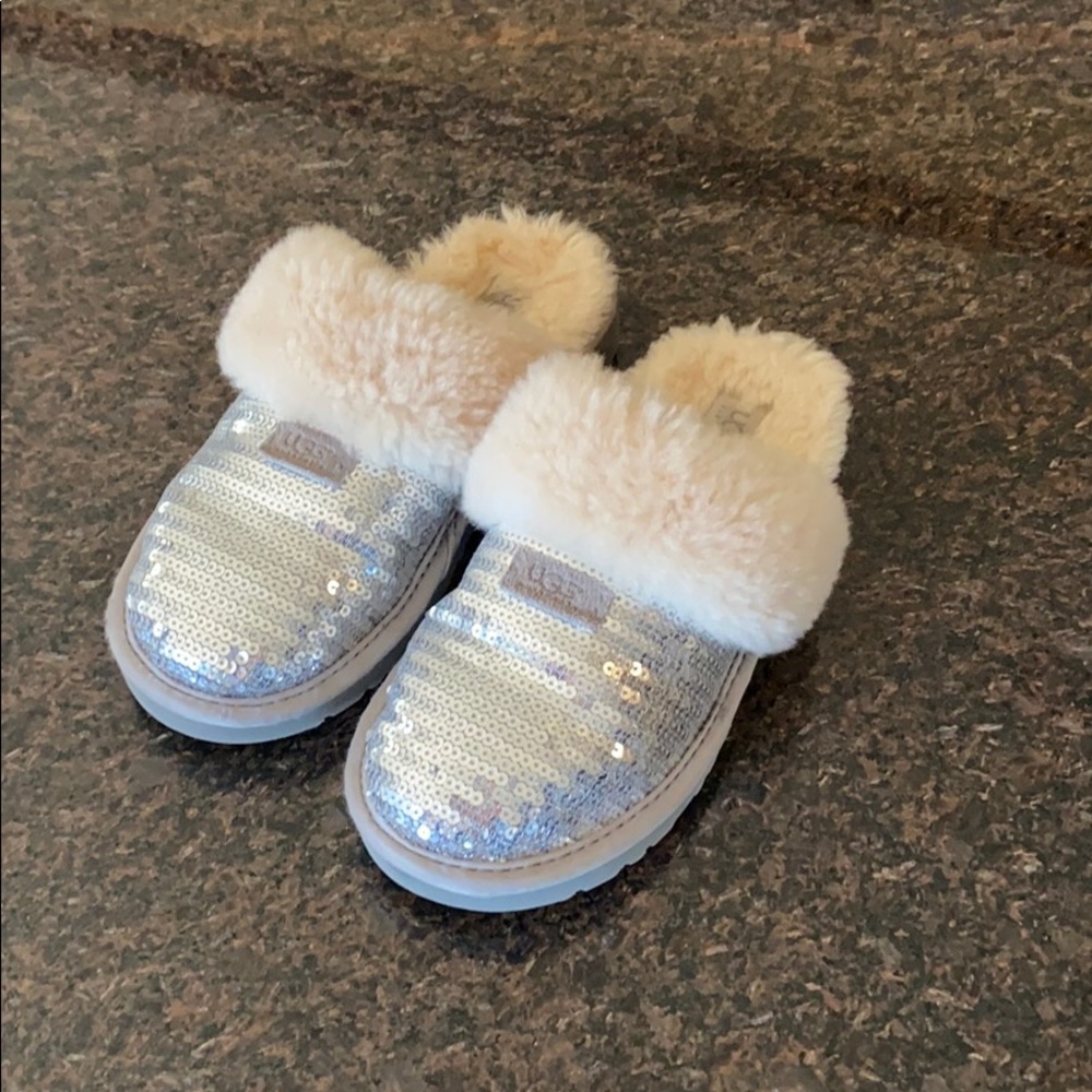Sequence Ugg slippers